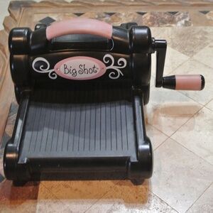 BIG SHOT DIE CUT AND EMBOSSING MACHINE